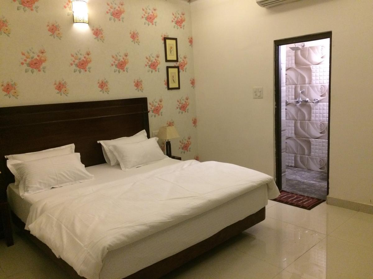 White Tulips Home Stay Jaipur Bagian luar foto